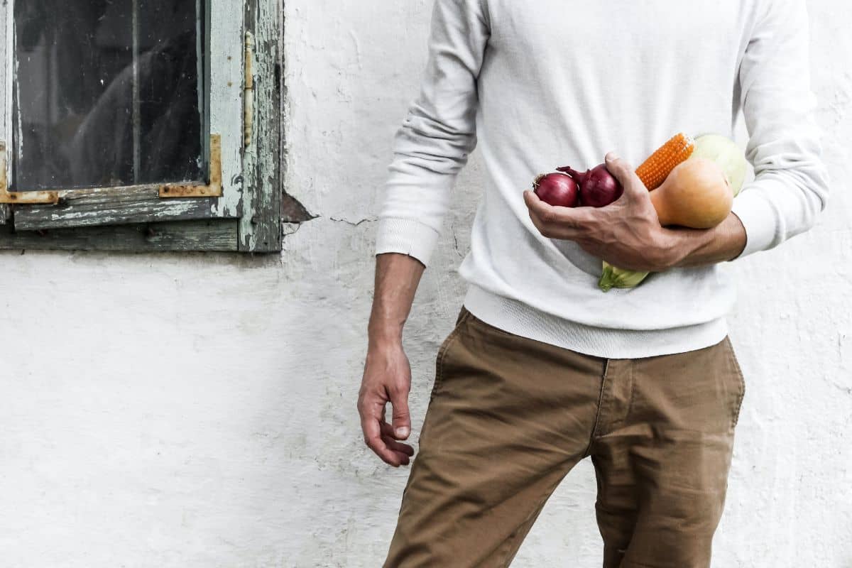 man holding vegtables for a health diet to combat diabetes